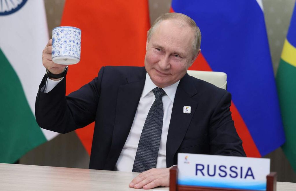 Presiden Rusia Vladimir Putin mengikuti Konferensi Tingkat Tinggi XIV BRICS yang digelar secara virtual dari Moskwa, 23 Juni 2022. 