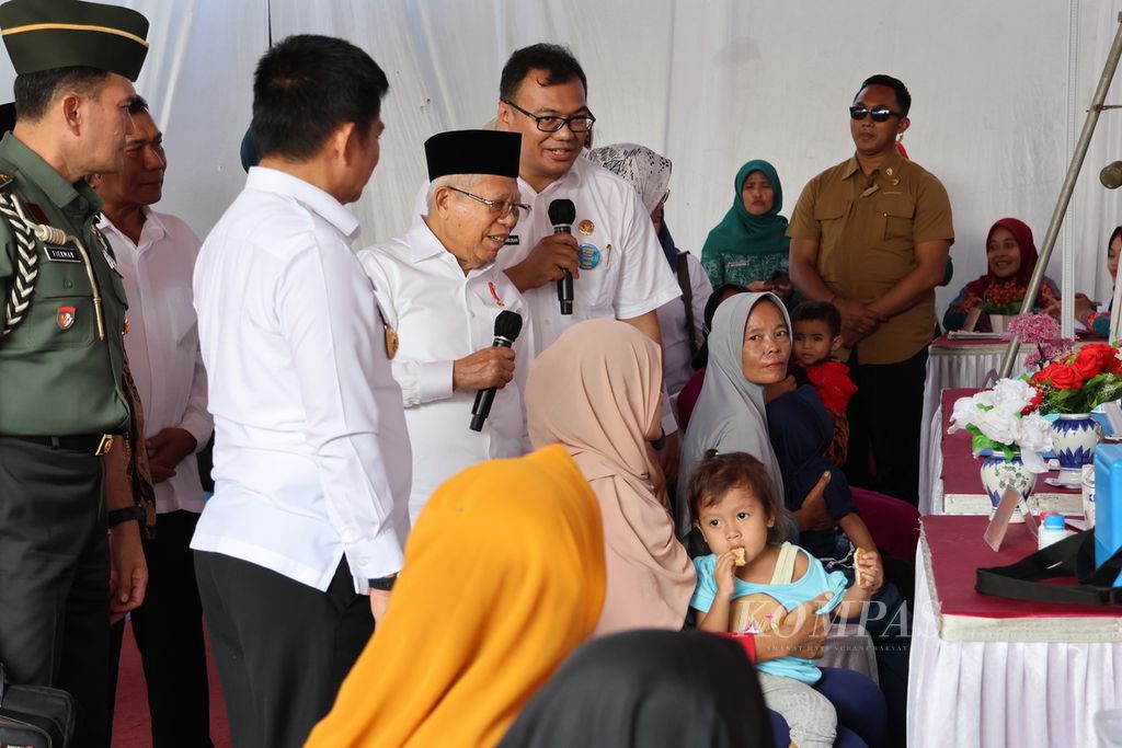 Wakil Presiden Ma'ruf Amin meninjau Posyandu Desa Tumpatan Nibung, Kecamatan Batang Kuis, Kabupaten Deli Serdang, Sumatera Utara, Rabu (18/10/2023).
