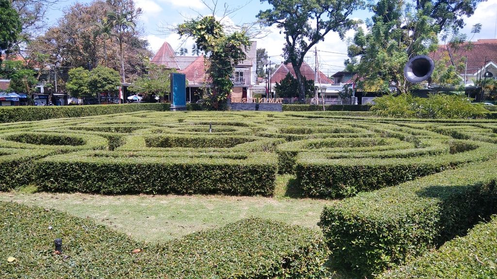 Sebuah gramafon dan labirin mengisi Taman Cerme di Kota Malang, Jawa Timur, menjadi pembeda taman ini dengan taman-taman lainnya. Suasana Taman Cerme tampak lengang, Selasa (10/8/2021).