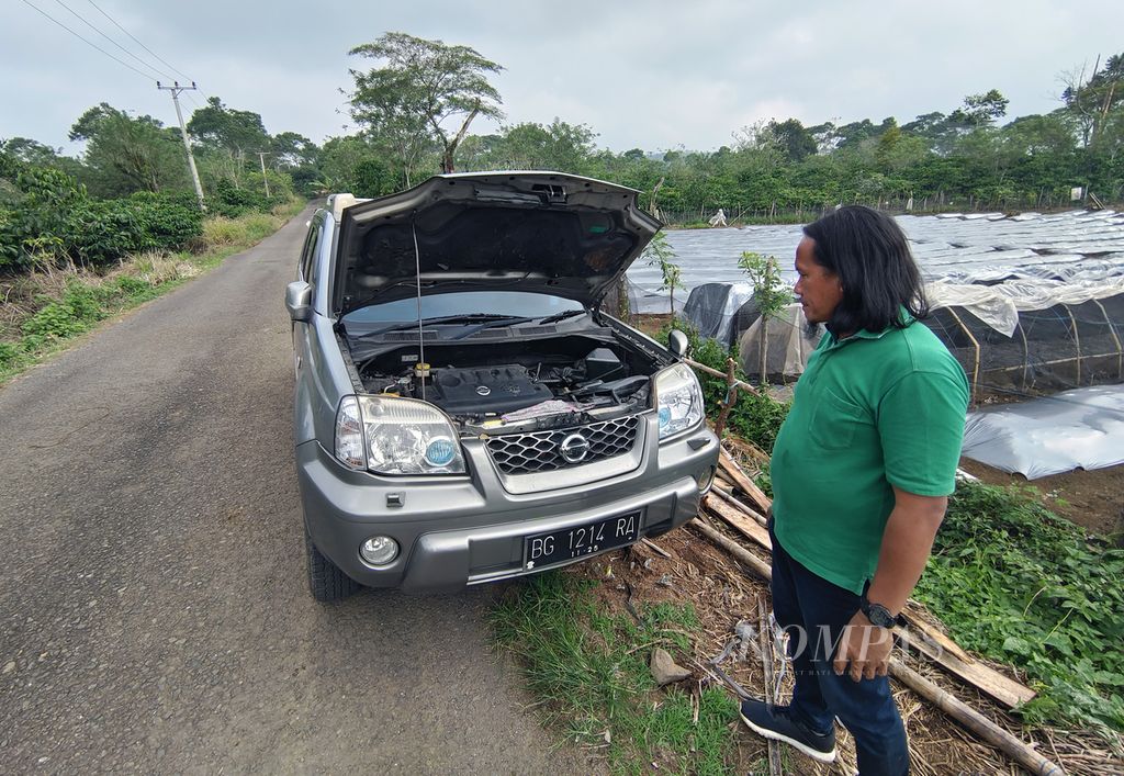 Mobil yang dikendarai <i>Kompas</i> mogok di kawasan Desa Sumber Baru, Kecamatan Dempo Tengah, Kota Pagar Alam, Sumatera Selatan, Kamis (4/7/2024) pukul 15.30.