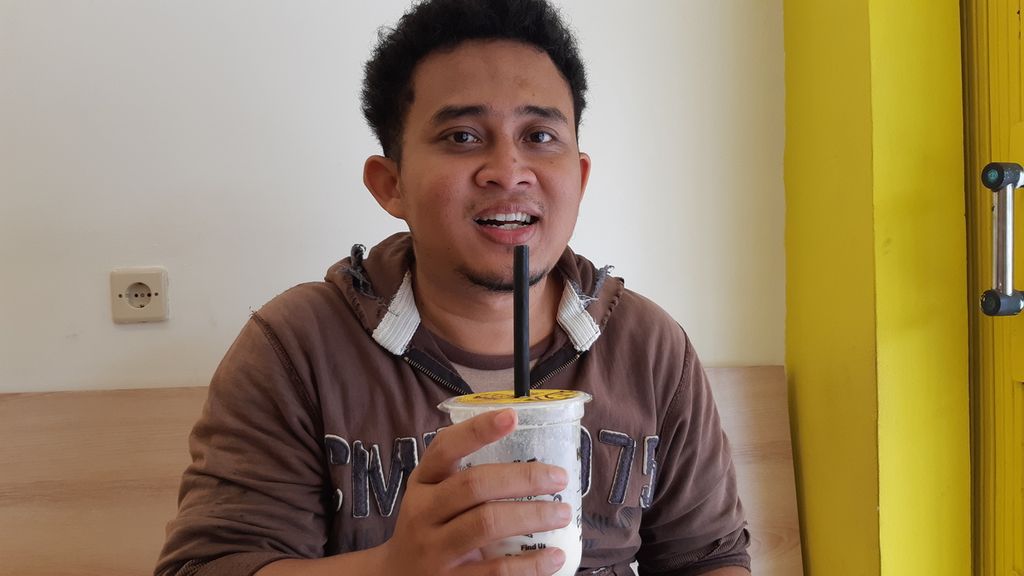 Warga membeli minuman boba di salah satu gerai di Jakarta Barat, Kamis (5/3/2020).