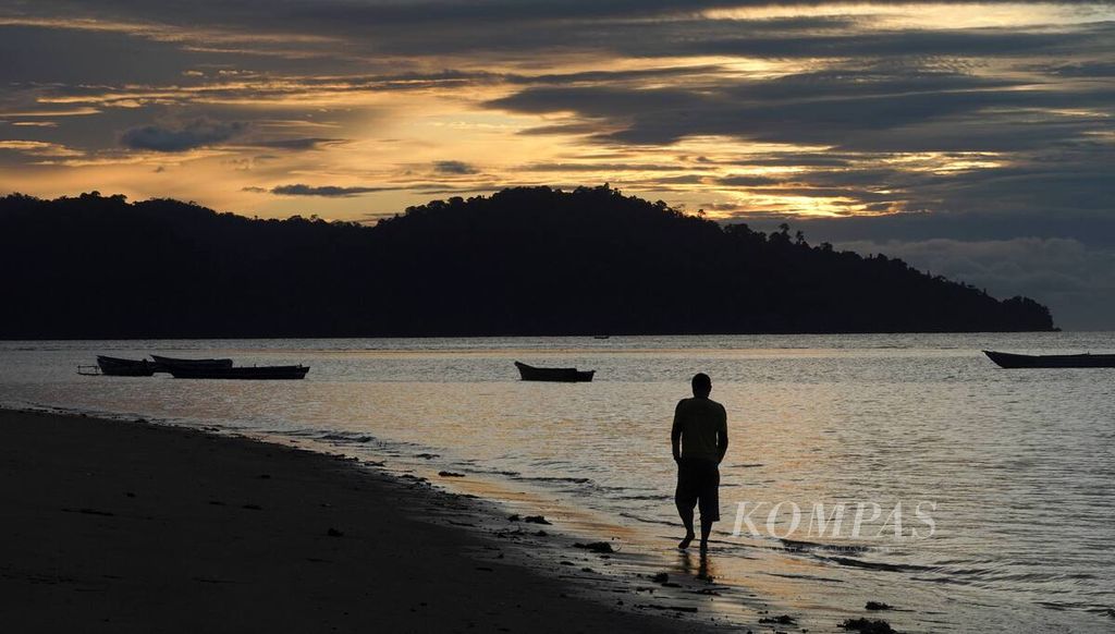Wisatawan menikmati senja di pesisir pantai Kampung Malaumkarta, Distrik Makbon, Kabupaten Sorong, Papua Barat Daya, Rabu (7/6/2023).