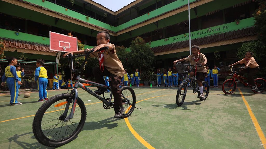 Murid sekolah SDN 01 Pagi Gandaria Selatan, Jakarta Selatan, mencoba sepeda baru mereka yang diberikan dalam rangkaian acara Jakarta Ramah Bersepeda di sekolah tersebut, Rabu (20/11/2019). 