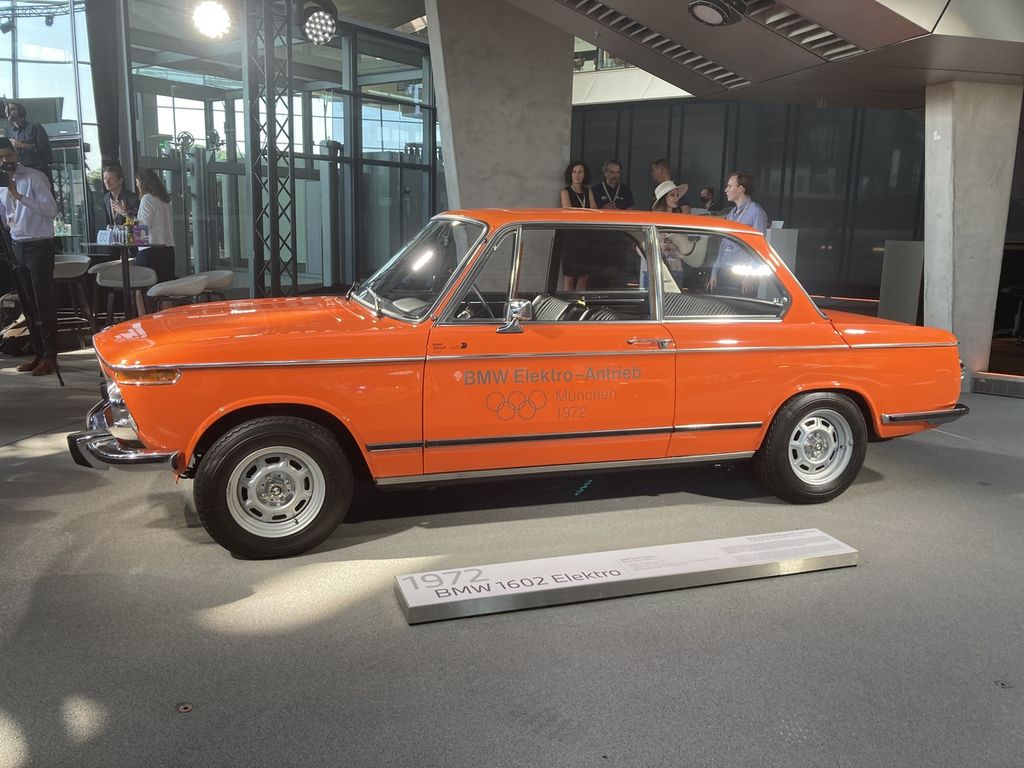 Mobil listrik pertama BMW, BMW 1602 Elektro-Antrieb, turut dipamerkan di tempat perayaan 50 Tahun Gedung Markas Besar BMW di BMW Welt, Kota Munich, Jerman, Jumat (22/7/2022). 