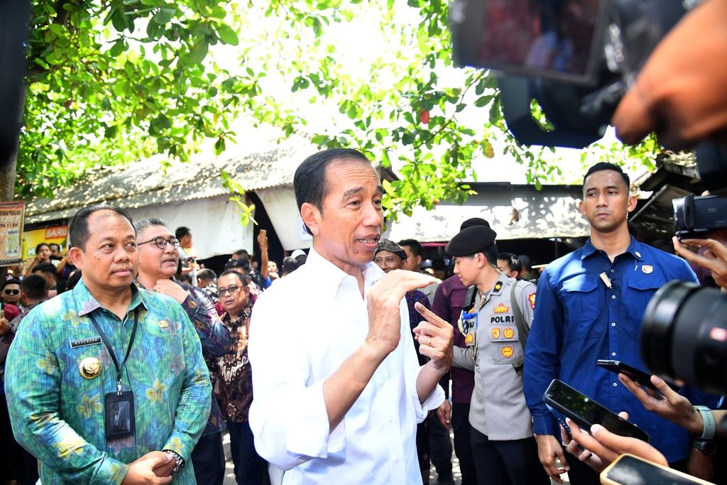 Presiden Joko Widodo memberikan keterangan pers seusai meninjau Pasar Bulan di Kabupaten Gianyar, Bali, Selasa, 31 Oktober 2023.