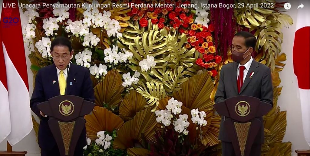 Presiden Joko Widodo dan Perdana Menteri Jepang Fumio Kishida dalam pernyataan pers seusai pertemuan bilateral yang berlangsung di Istana Kepresidenan Bogor, Jawa Barat, Jumat (29/4/2022). 