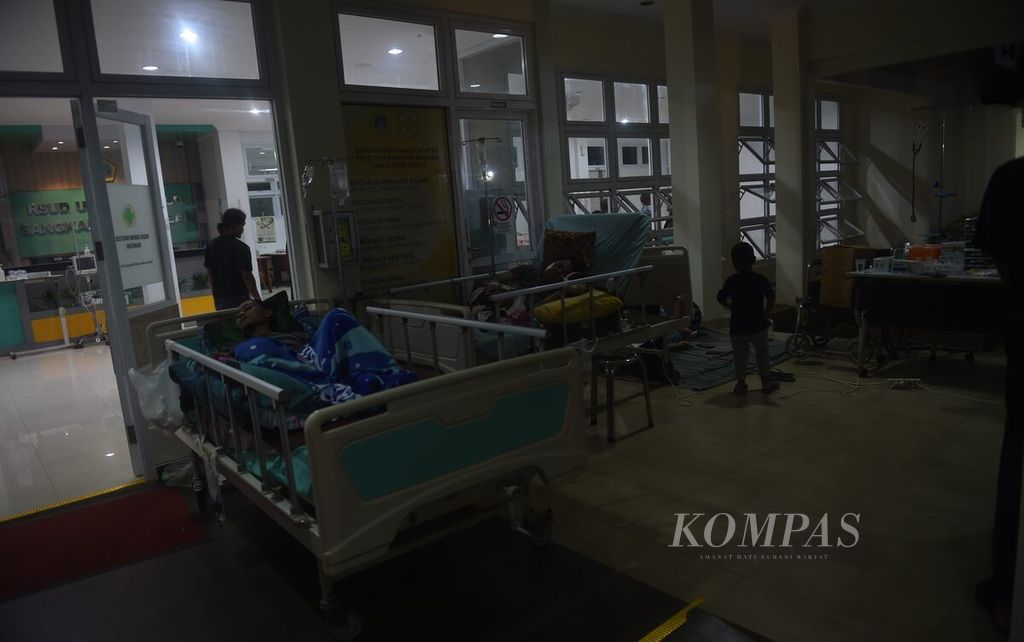 Pasien ditempatkan di selasar RSUD Umar Mas'ud untuk antisipasi gempa susulan, Kecamatan Sangkapura, Pulau Bawean, Kabupaten Gresik, Sabtu (23/3/2024). 