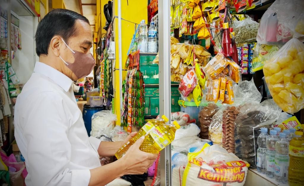 Presiden Joko Widodo mengecek langsung ketersediaan minyak goreng di sejumlah lokasi pasar dan toko swalayan di Yogyakarta, Minggu (13/3/2022) pagi.