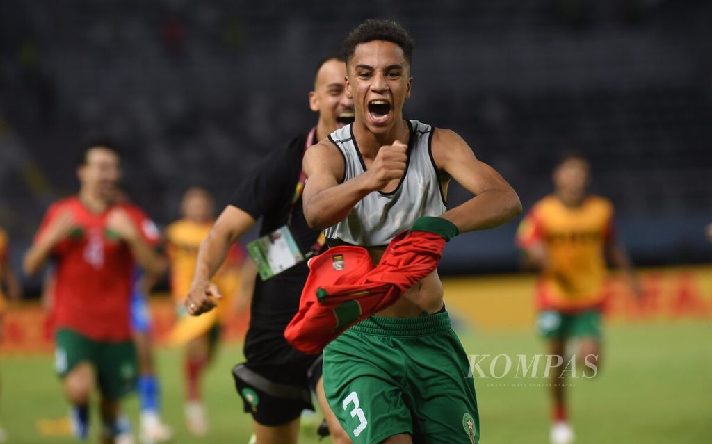 Selebrasi pemain Maroko seusai mengalahkan Iran dalam babak adu pinalti pada babak 16 besar Piala Dunia U-17 2023 di Stadion Gelora Bung Tomo, Selasa (21/11/2023). 