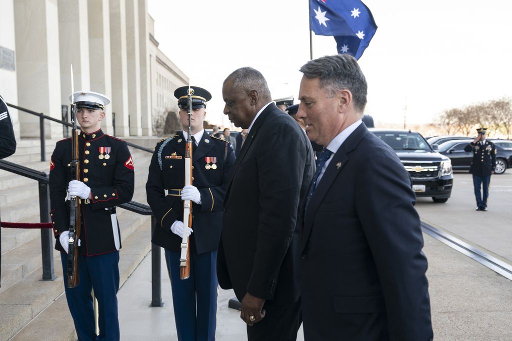 Menteri Pertahanan AS Lloyd Austin (ketiga dari kiri) berjalan bersama Menhan Australia Richard Marles dalam upacara penghormatan di markas Pentagon, Washington DC, AS, Senin (5/12/2022). 