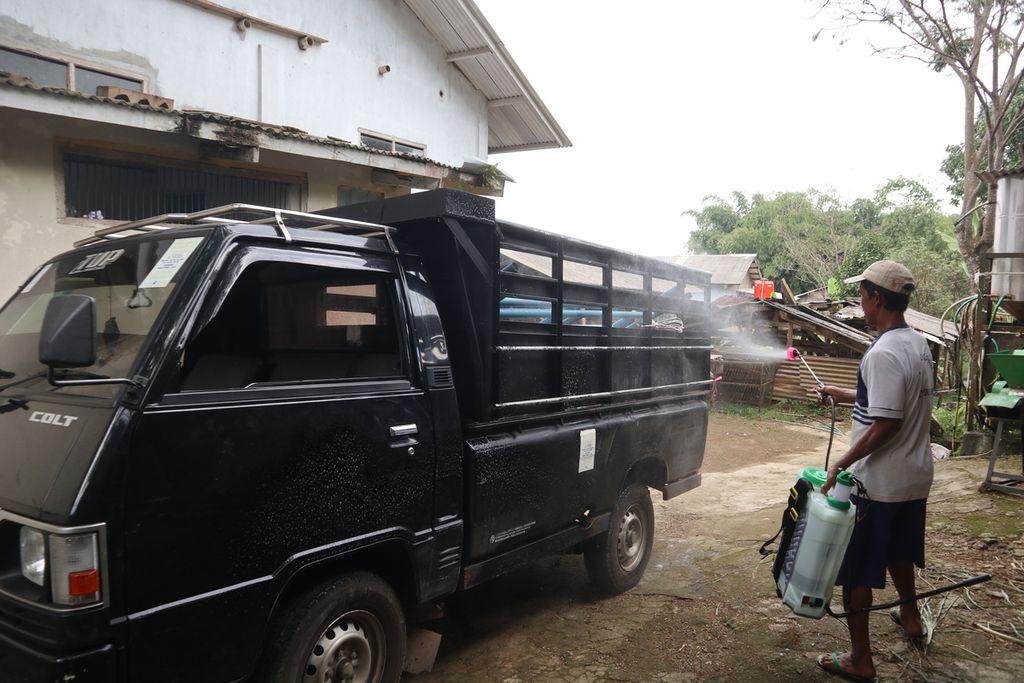 Warga menyemprotkan cairan disinfektan ke mobil pengangkut pakan sapi di Cigugur, Kabupaten Kuningan, Jawa Barat, Kamis (2/6/2022). Upaya itu untuk mengurangi potensi penularan penyakit mulut dan kuku pada ternak. Hingga kini tercatat 323 kasus PMK di Kuningan, sebanyak 264 ekor di antaranya berada di Cigugur.