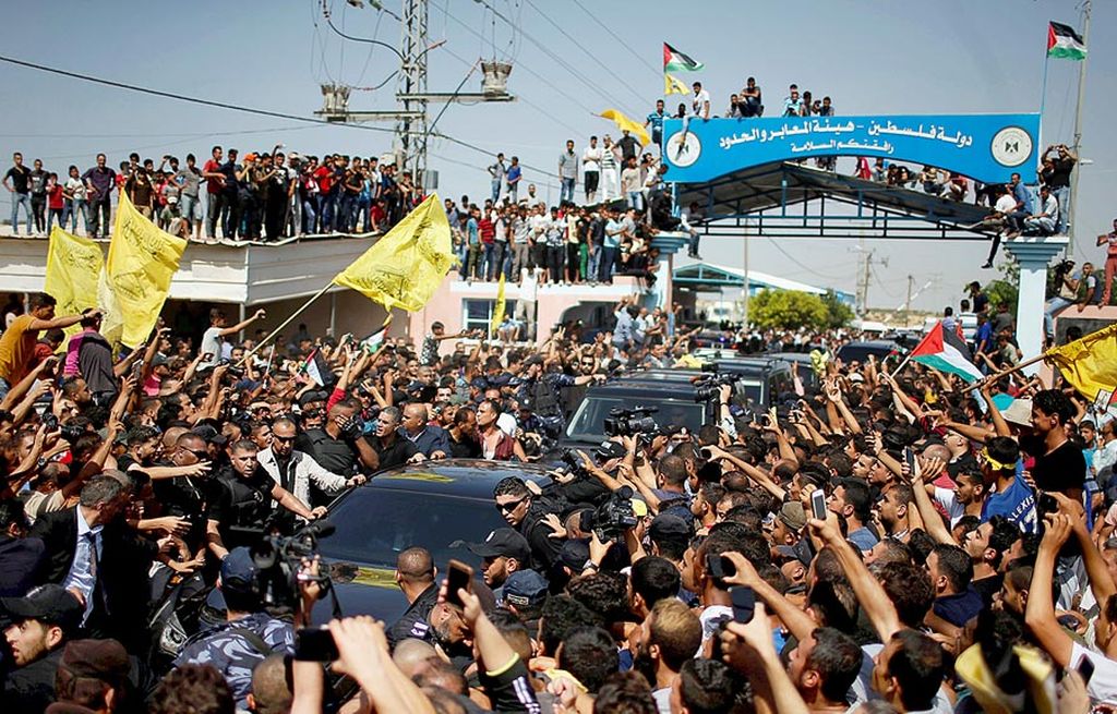 Warga Palestina  di Jalur Gaza  menyambut kedatangan Perdana Menteri Palestina Rami Hamdallah dan anggota kabinet sebagai langkah simbolis pemerintahan rekonsiliasi Palestina, 2 Oktober. 