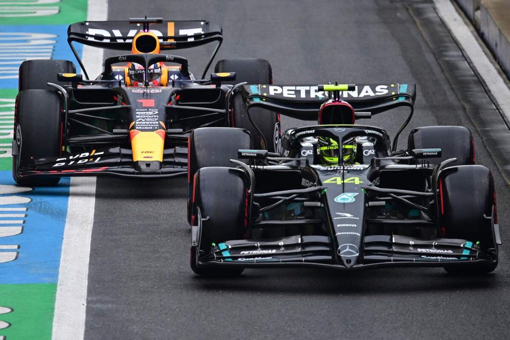 Pebalap Mercedes, Lewis Hamilton (depan), ditempel pebalap Red Bull Racing, Max Verstappen, pada sesi kualifikasi Grand Prix Inggris di Sirkuit Silverstone, Sabtu (8/7/2023).  
