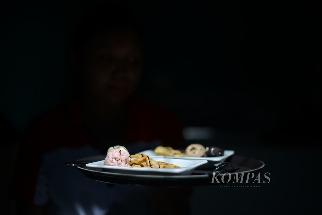 Pekerja menyajikan gelato di salah satu kafe di Kecamatan Tanjungsari, Gunungkidul, DI Yogyakarta, Kamis (25/1/2024).