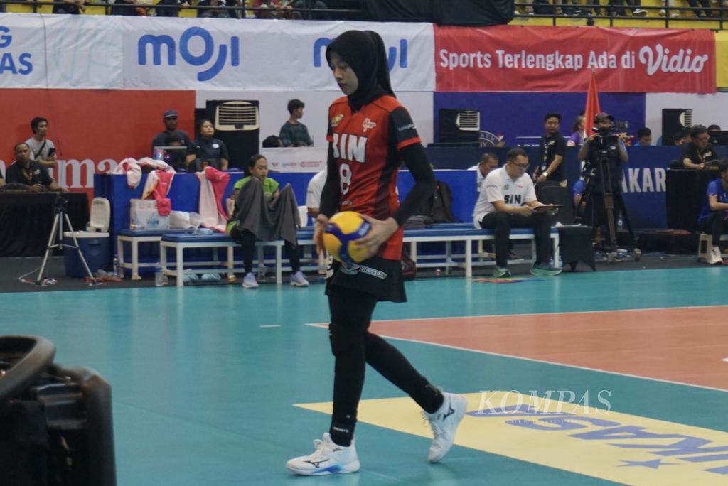 Jakarta BIN player, Megawati Hangestri Pertiwi, is preparing to serve in the first week match of Proliga 2024 against Bandung bjb Tandamata at Amongrogo Indoor Stadium, Yogyakarta, on Saturday (27/4/2024).