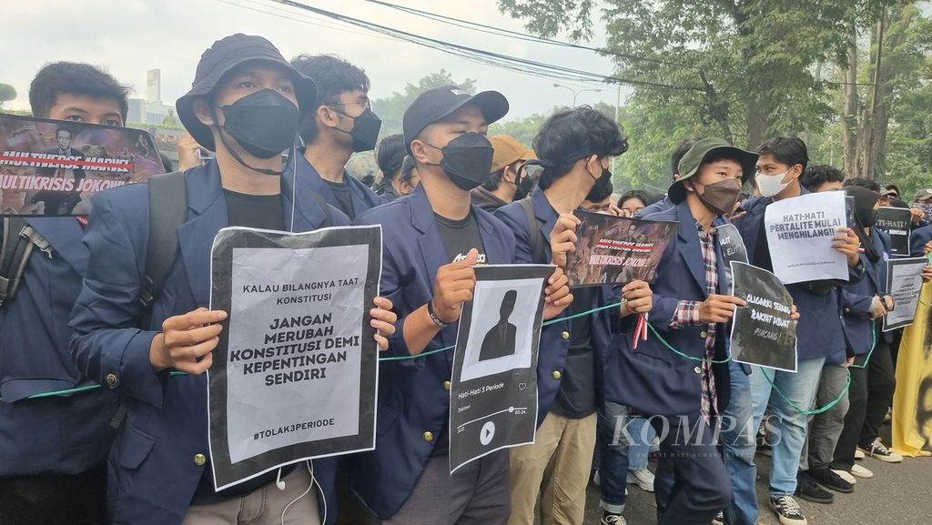 Sejumlah mahasiswa membawa poster sindiran dalam unjuk rasa di Gedung Sate, Kota Bandung, Jawa Barat, Senin (11/4/2022). Mahasiswa yang tergabung dalam massa aksi untuk menentang perpanjangan periode pemerintahan ini disinyalir mencapai 600 orang.