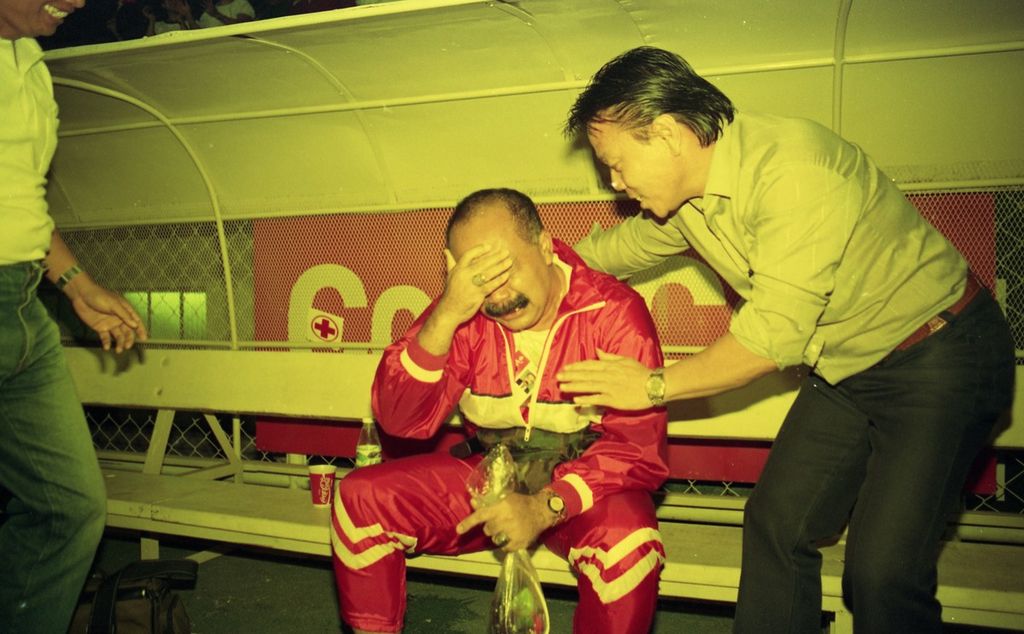 Manajer Timnas Indonesia IGK Manila menangis setelah tim "Garuda" menang adu penalti pada laga final SEA Games 1991 melawan Thailand di Stadion Memorial Rizal, Manila, Filipina, Rabu 4 Desember 1991.