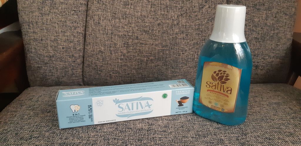 Produk pasta gigi dan obat kumur Sativa yang dikembangkan oleh Guru Besar Fakultas Kedokteran Gigi Universitas Airlangga, Ernie Maduratna Setiawatie.
