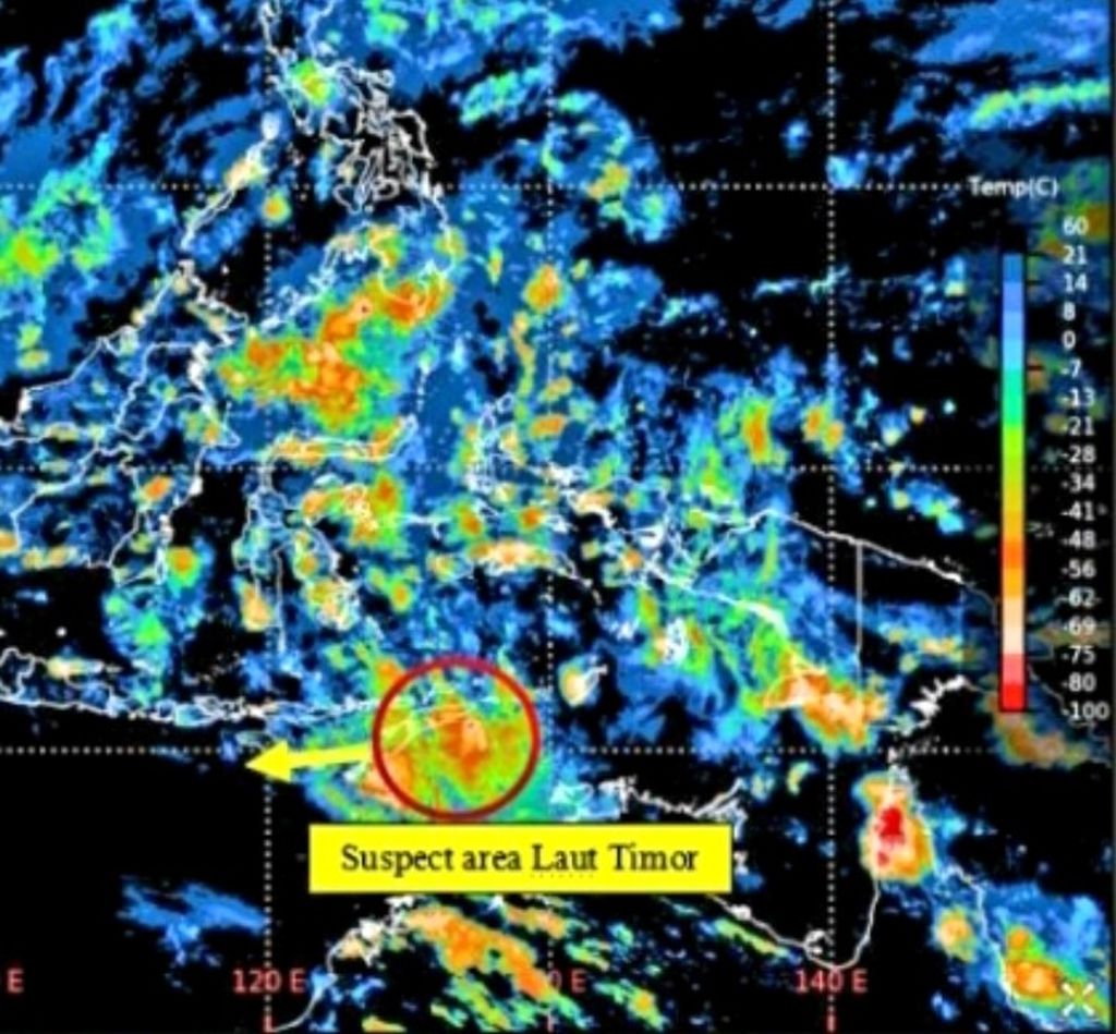Bibit siklon di Laut Timor yang tertangkap satelit sebagaimana ditampilkan BMKG NTT, Jumat-Sabtu (18-19/3/2022).