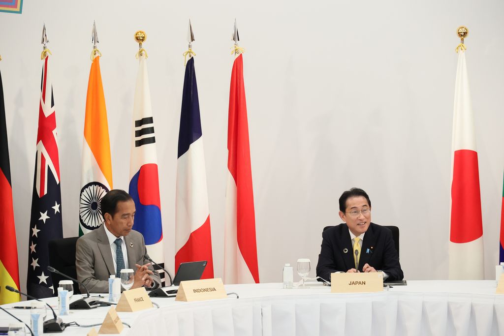 Presiden RI Joko Widodo dan Perdana Menteri Jepang Fumio Kishida menghadiri rangkaian Konferensi Tingkat Tinggi (KTT) G7 di Hiroshima, Jepang pada Sabtu (20/5/2023). Dalam rangkaian pertemuan itu, Indonesia menekankan pentingnya perlakuan setara dan menolak diskriminasi