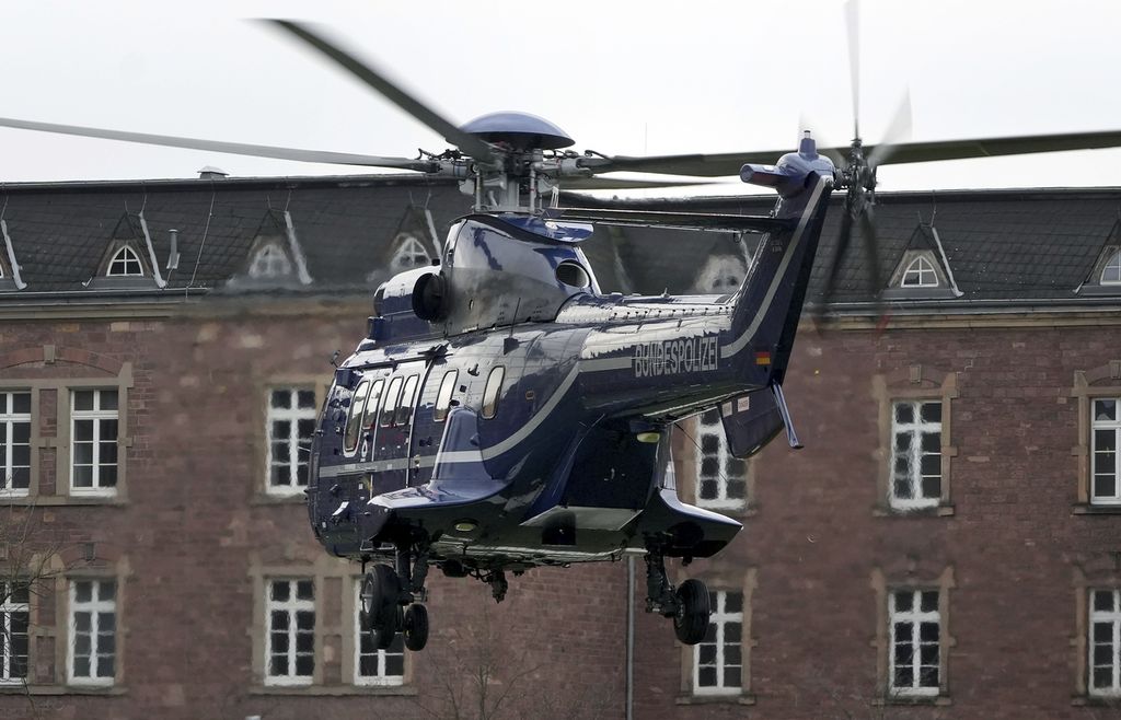 Helikopter polisi yang mengangkut tersangka anggota kelompok ekstremis, 7 Desember 2022.