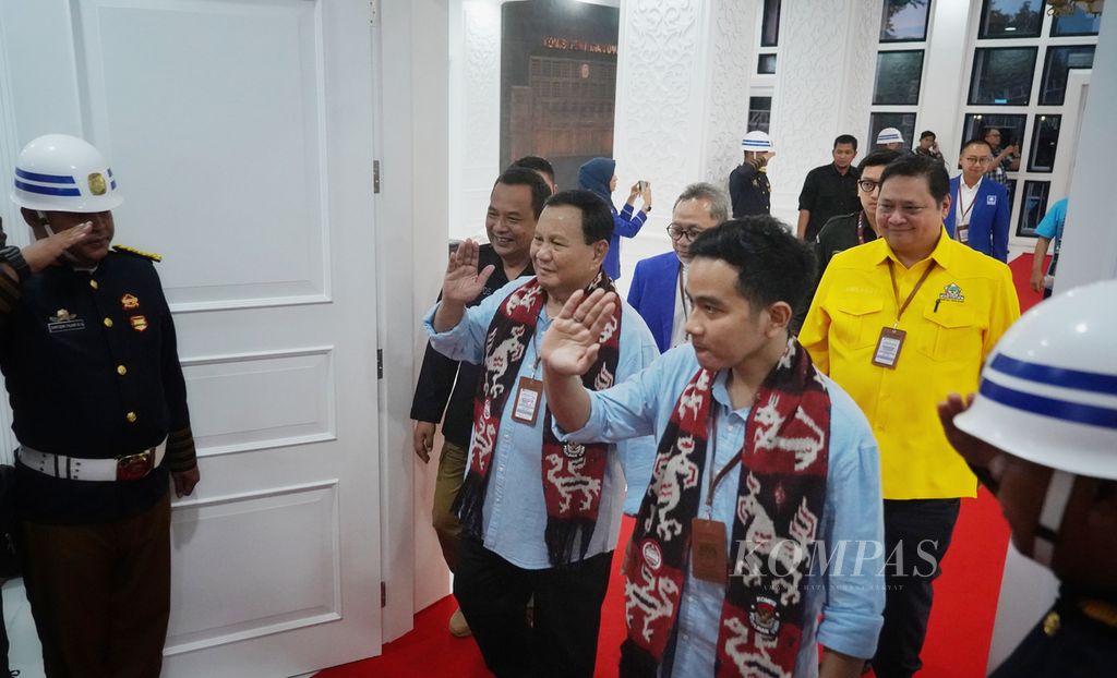 Capres-cawapres Prabowo Subianto dan Gibran Rakabuming Raka di Ruang Sidang Utama Komisi Pemilihan Umum (KPU), Jakarta, Rabu (25/10/2023). 