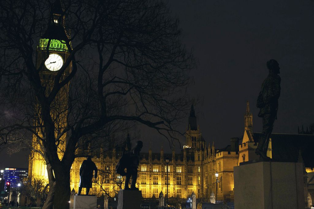 Siluet patung berlatar Big Ben di Alun-alun Parlemen, Kota London, Inggris, Senin (21/3/2016). Kota-kota di Eropa terkenal dengan harga hunian yang mahal bagi warganya secara umum.