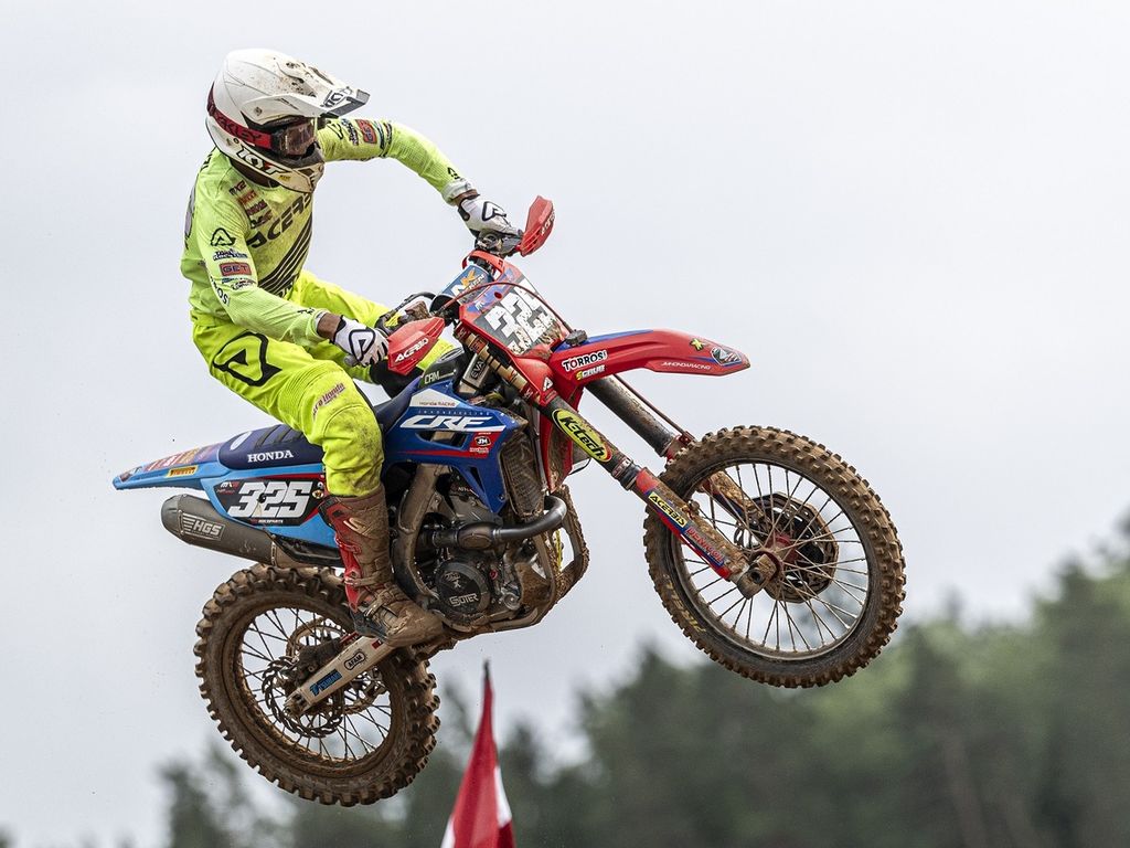 Kroser muda Indonesia, Delvintor Alfarizi, saat tampil dalam seri kesembilan Kejuaraan Dunia Motokros atau MXGP di Kegums, Latvia, Minggu (9/6/2024). Delvintor yang tampil di kelas MX2, akan kembali bersaing dalam balapan seri Italia di Maggiora Park yang juga disebut Kuil Motokros Italia, 15-16 Juli. 