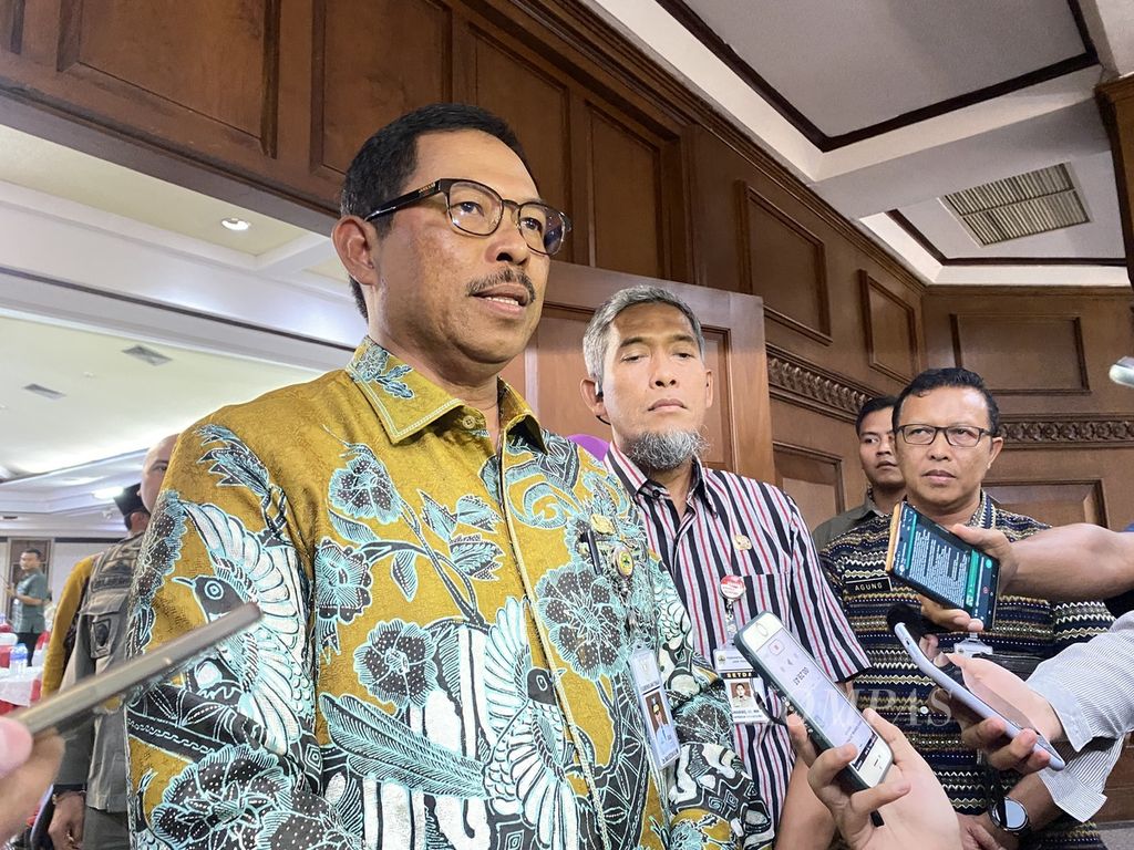 Penjabat Gubernur Jawa Tengah Nana Sudjana memberikan keterangan seusai memimpin rapat koordinasi persiapan Natal 2023 dan Tahun Baru 2024 di Kantor Gubernur Jateng, Selasa (5/12/2023).