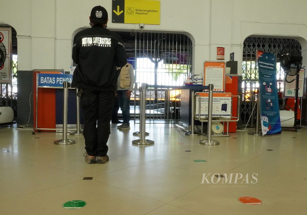 Pengunjung mengantre di depan pintu masuk peron Stasiun Tegal, Jawa Tengah, Kamis (11/6/2020). 