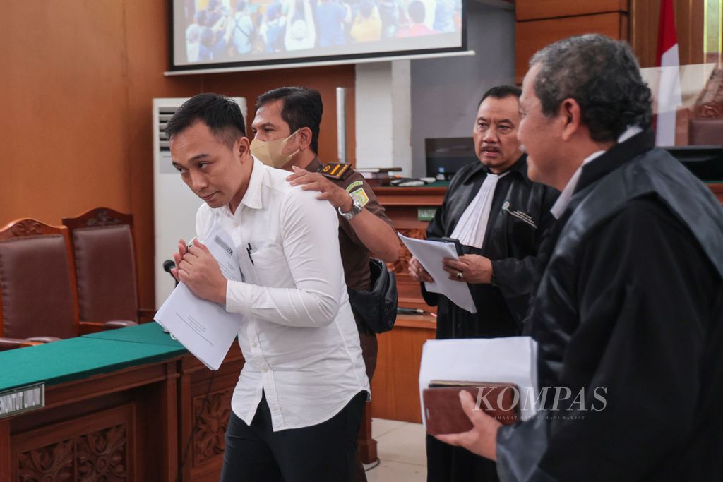 The defendant in the premeditated murder case of Brigadier Nofriansyah Yosua Hutabarat, Ricky Rizal (left in white shirt) after undergoing a follow-up trial at the South Jakarta District Court, Thursday (20/10/2022).