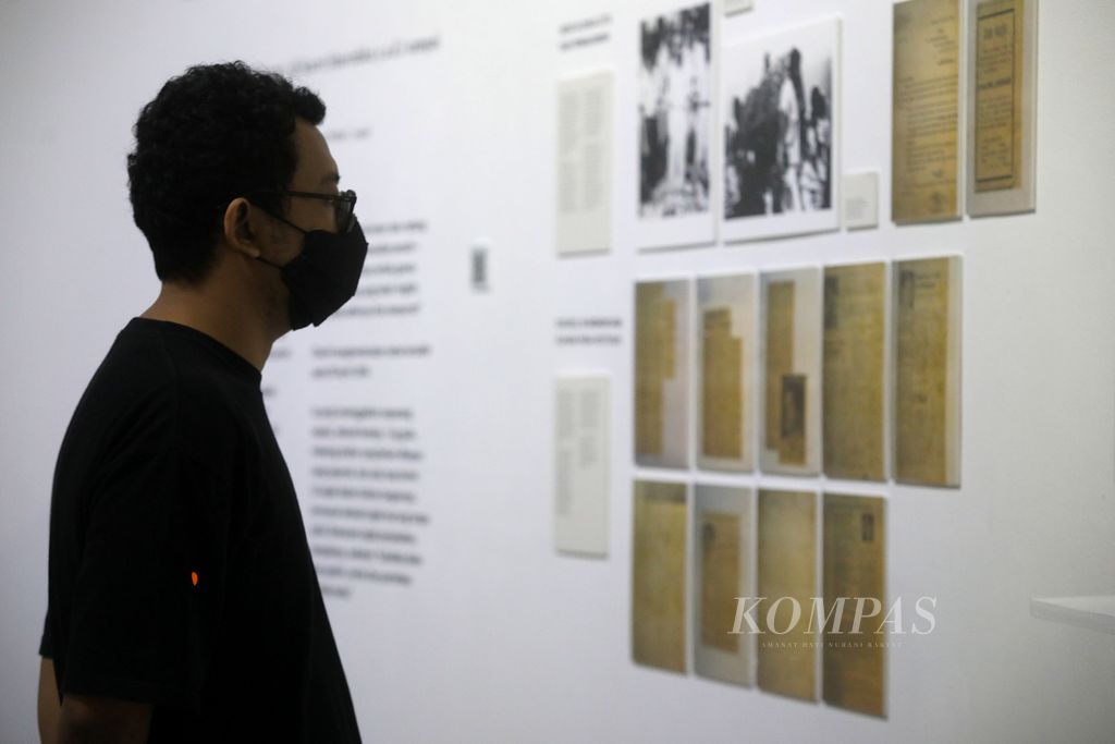 Pengunjung mengamati karya-karya penyair Chairil Anwar dalam pameran arsip "Aku Berkisar Antara Mereka" di Galeri Salihara, Jakarta, Jumat (28/10/2022). 