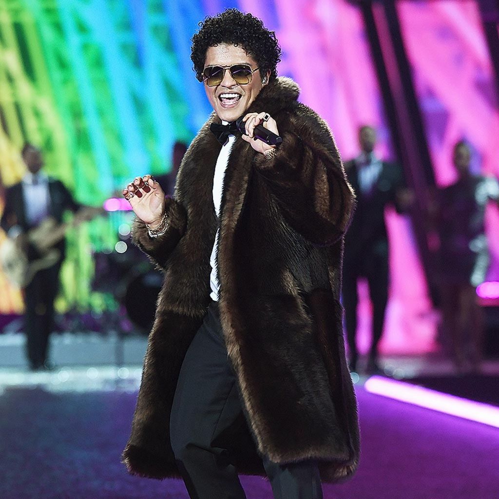  Bruno Mars saat tampil di peragaan busana Victoria Secret pada 30 November 2016 di Paris, Perancis.  