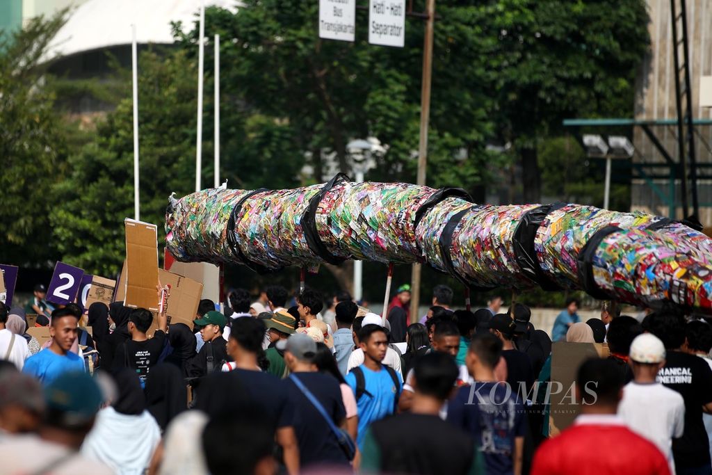 Aktivis lingkungan yang tergabung dalam Penjaga Laut dan EcoNusa serta relawan muda yang lain, menggelar aksi damai untuk menjaga lingkungan di kawasan Bundaran HI, Jakarta, saat Hari Bebas Kendaraan Bermotor, Minggu (5/5/2024). 