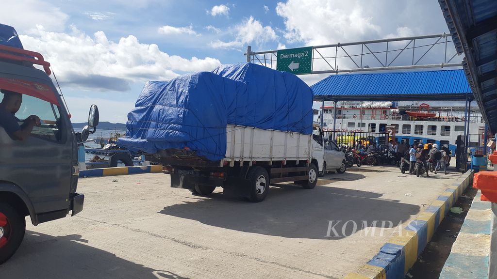 Antrean truk barang di Pelabuhan Bolok, Kabupaten Kupang, Nusa Tenggara Timur, pada Minggu (14/11/2021). Sebagian besar pasokan barang di beberapa kabupaten di NTT diangkut dengan kapal dari Kupang.