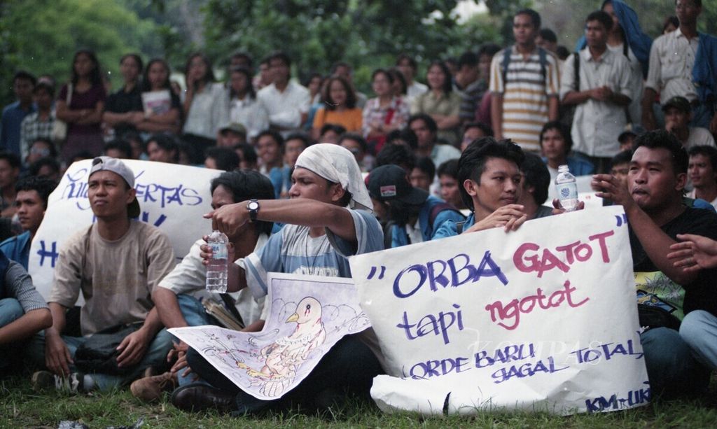 Demonstrasi mahasiswa marak menyambut Sidang Umum MPR 1998. Tampak demonstrasi mahasiswa Universitas Kristen Indonesia (UKI) di kampus mereka di Cawang, Jakarta Timur. Pada pokoknya mereka tidak puas dengan pemerintahan Orde Baru di bawah kepemimpinan Presiden Soeharto.