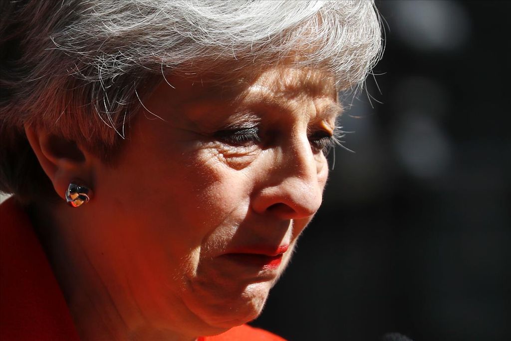 Ekspresi wajah Perdana Menteri Inggris Theresa May saat mengumumkan pengunduran dirinya di luar 10 Downing Street di London, Jumat (24/5/2019). Ia menyatakan akan mundur pada 7 Juni 2019 menyusul pemberontakan internal di Partai Konservatif yang dipimpinnya.