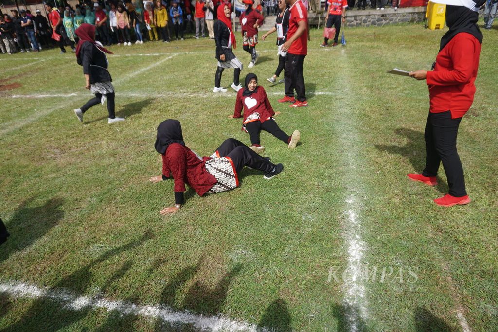 Para ibu perwakilan dari kecamatan-kecamatan di Kabupaten Banyumas istirahat karena kelelahan saat mengikuti lomba gobak sodor di GOR Satria, Purwokerto, Banyumas, Jateng, Jumat (10/2/2023).