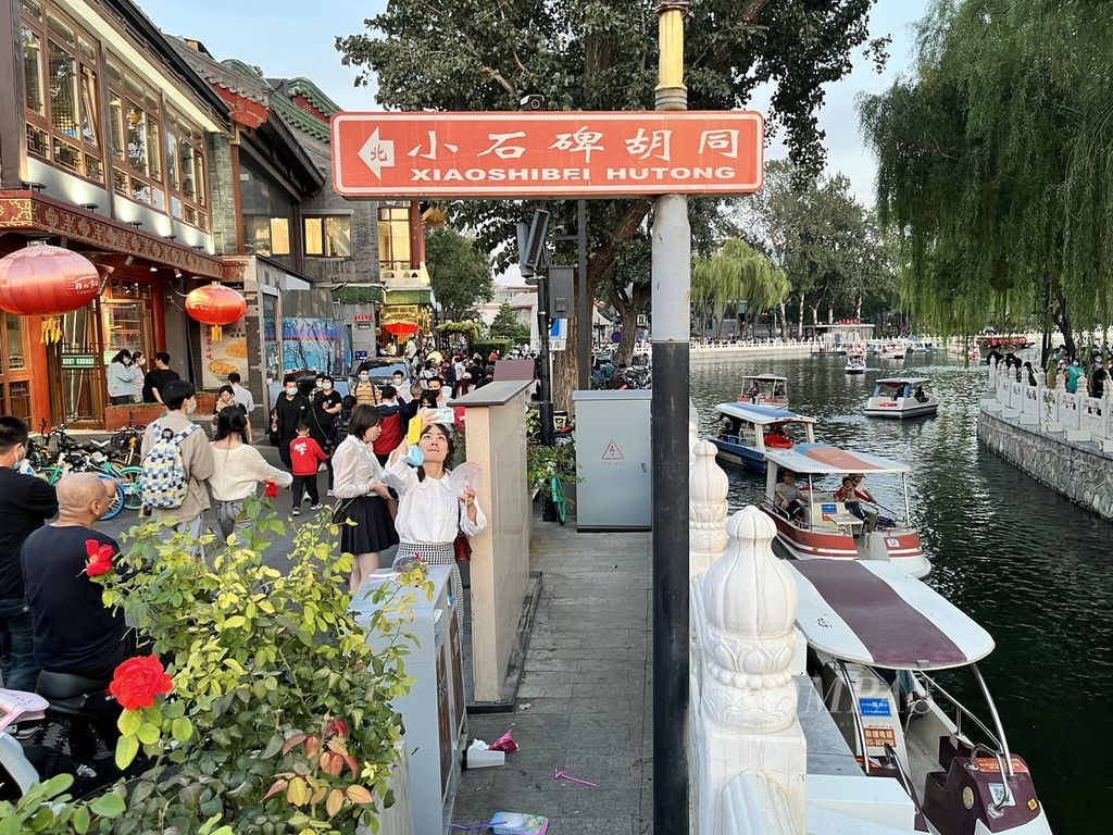 Suasana di hutong-hutong atau gang-gang di kota Beijing, China, ramai pengunjung yang datang untuk berakhir pekan bersama keluarga, Sabtu (24/9/2022) sore.