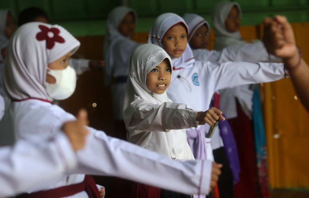 Siswa SDN 07 Ujung Menteng, Jakarta Timur, berlatih menari sebagai implementasi dari penanaman karakter dalam Kurikulum Merdeka Belajar, Jumat (12/5/2023). 