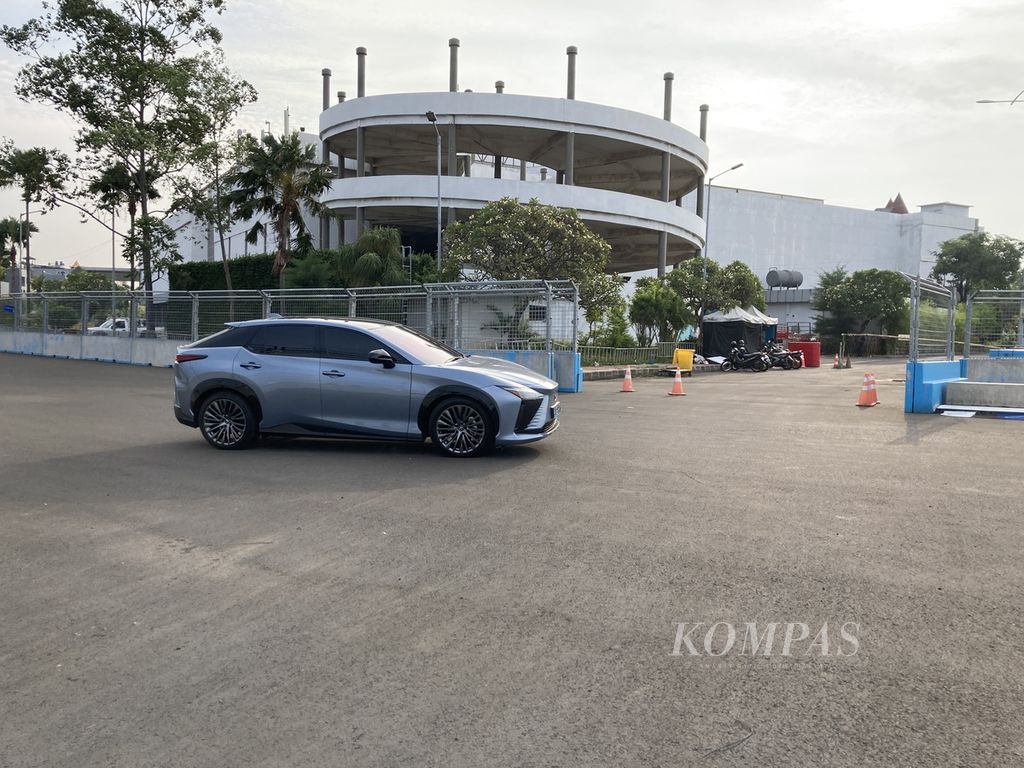 Mobil listrik premium Lexus RZ 450e melahap tikungan di Jakarta International E-Prix Circuit di Ancol, Jakarta Utara, Selasa (20/6/2023).