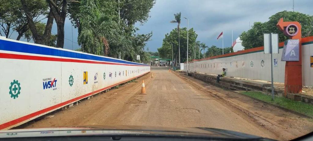 Kondisi jalur Pintu Masuk 3 TMII dari Jalan Raya Mabes Hankam, Jakarta Timur, April 2022. Jalan ini menjadi salah satu jalan yang dibuka untuk akses masuk dan keluar pengunjung selama libur Lebaran di tengah dalam renovasi dan penataan besar-besaran.
