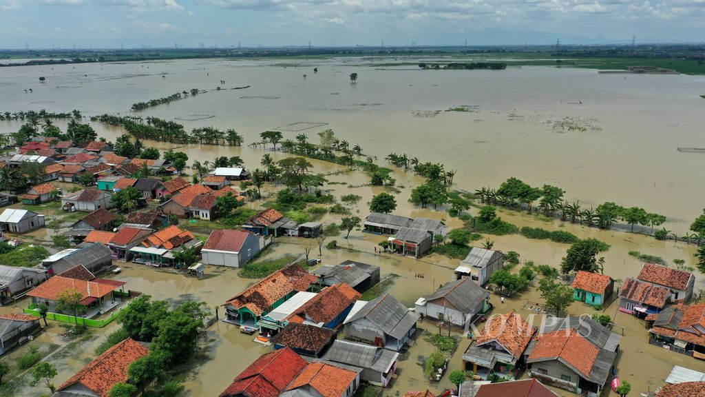 Aerial photo of submerged residential areas in Pengarengan Village, Sukadaya Village, Sukawangi District, Bekasi Regency, West Java, Friday (3/3/2023).