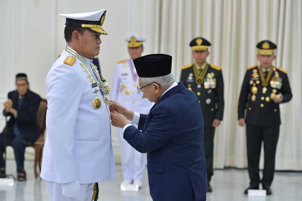 Wakil Presiden Maruf Amin saat menyematkan Tanda Kehormatan Bintang Yudha Dharma Utama kepada Panglima Tentara Nasional Indonesia (TNI) Laksamana Yudo Margono di Istana Wapres, Jakarta, Selasa (14/11/2023).