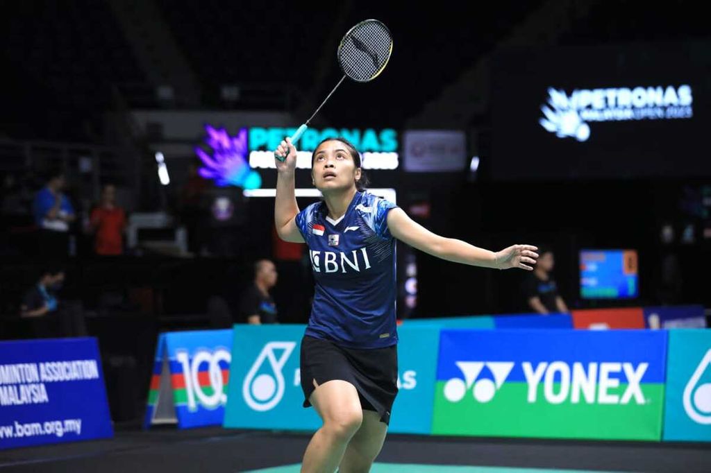 Gregoria Mariska Tunjung, tunggal putri Indonesia, membidik kok saat menghadapi He Bing Jiao (China) pada babak pertama Malaysia Terbuka BWF World Tour Super 1000 di Arena Axiata, Kuala Lumpur, Malaysia, Selasa (10/1/2023). Gregoria menang, 21-11, 21-17.