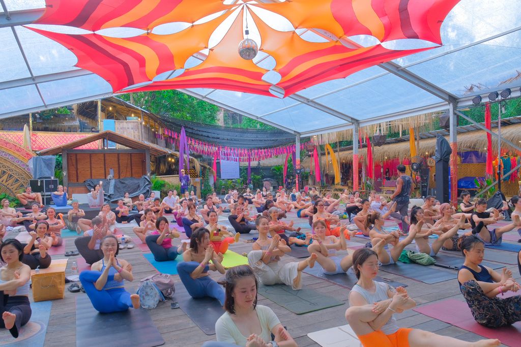 Sejumlah peserta BaliSpirit Festival 2024 melakukan yoga bersama di Ubud, Bali, pada Kamis (2/5/2024). BaliSpirit Festival 2024 dilaksanakan pada 1-5 Mei 2024 dan menarik hampir 2.000 peserta dari berbagai negara, seperti Romania, Amerika Serikat, Swiss, Thailand, China, dan Korea Selatan. 