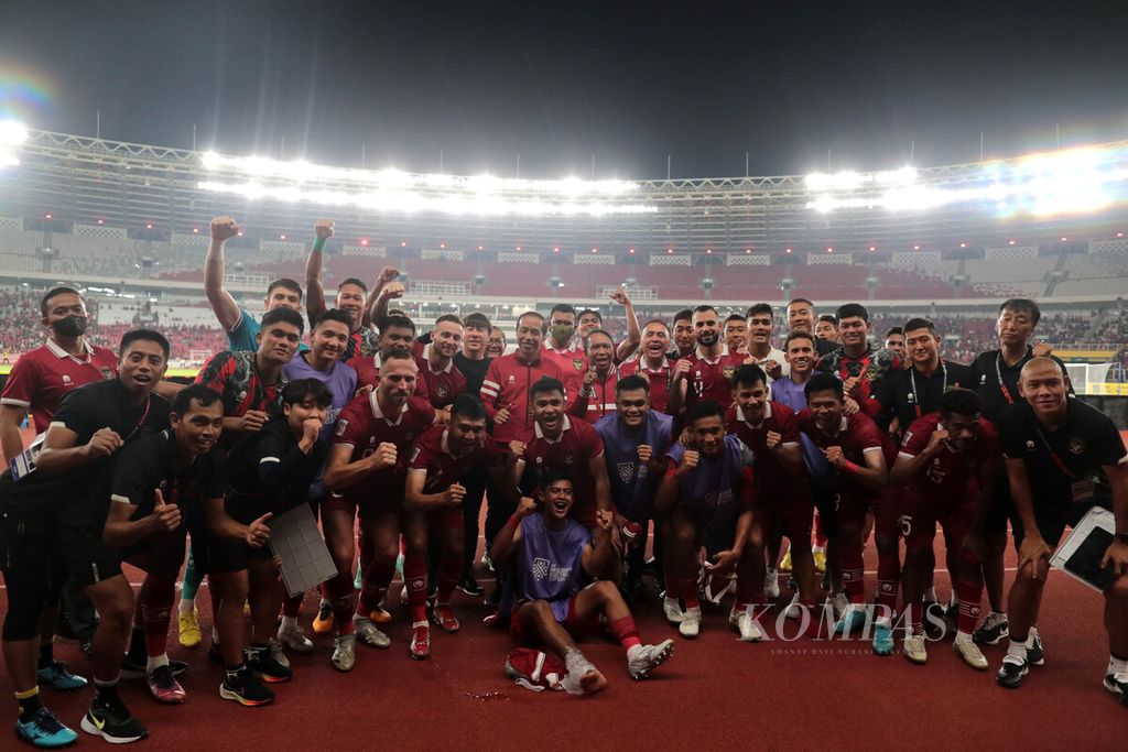 Para pemain Indonesia dan tim pendukungya berfoto dengan Presiden Joko Widodo setelah mengalahkan Kamboja dalam pertandingan Grup A Piala AFF 2022 di Stadion Utama Gelora Bung Karno Jakarta, Jumat (23/12/2022). Indonesia menang 2-1. 
