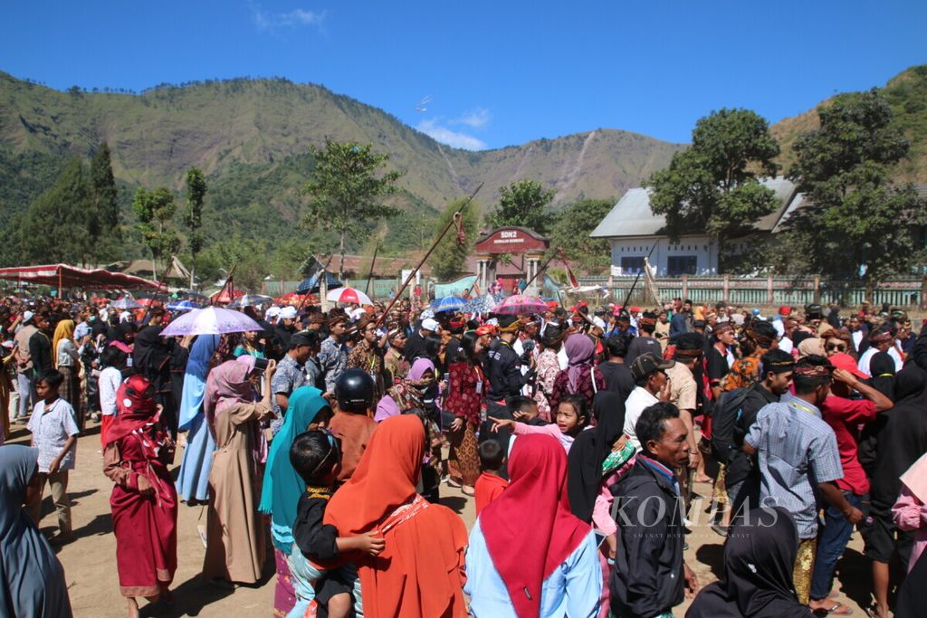Masyarakat memadati Lapangan Sembalun Bumbung, di Kecamatan Sembalun, Kabupaten Lombok Timur, Nusa Tenggara Barat, untuk menyaksikan rangkaian Upacara Adat Ngayu-ayu, Kamis (18/7/2019).
