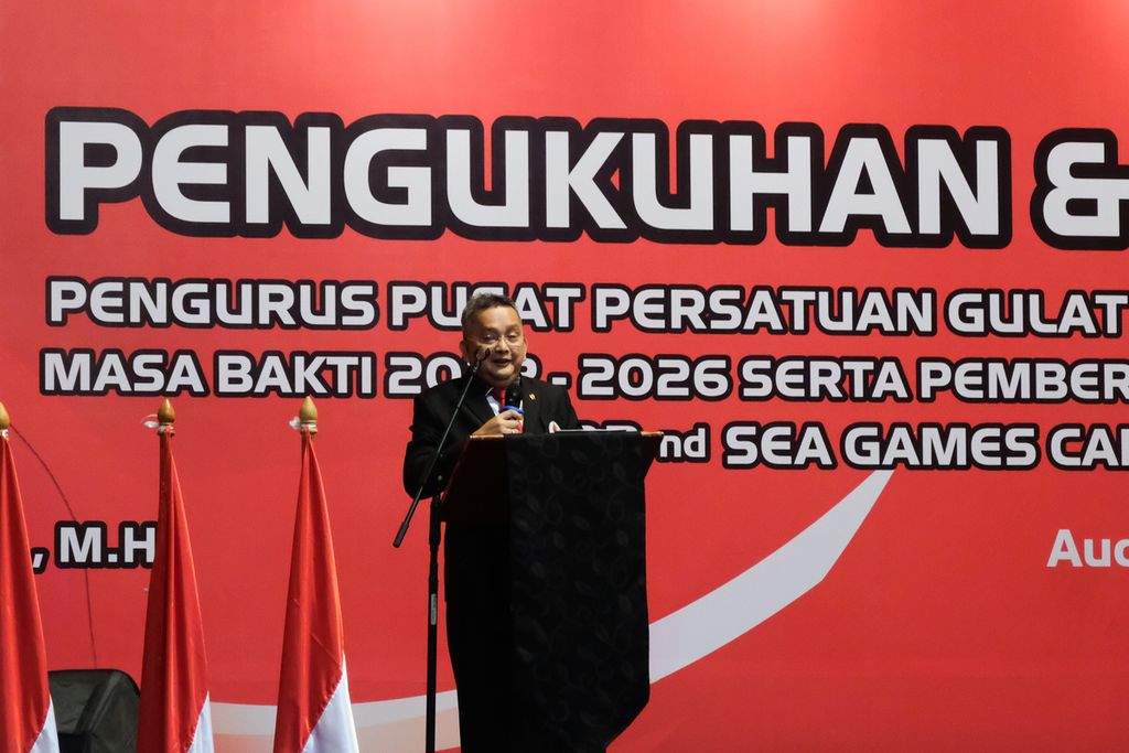 Ketua Umum Pengurus Pusat Persatuan Gulat Seluruh Indonesia (PP PGSI) Trimedya Panjaitan memberikan kata sambutan dalam pelantikan dan pengukuhan kepengurusan periode 2022-2026 di Hotel Bidakara, Jakarta, Senin (26/6/2023).