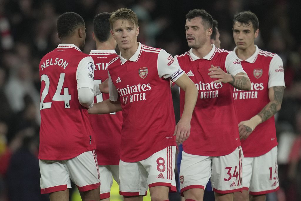 Gelandang Arsenal, Martin Odegaard (tengah), dikerumuni rekannya setelah mencetak gol pada Liga Inggris antara Arsenal dan Chelsea di Stadion Emirates, London, Rabu (3/5/2023) dini hari WIB. 